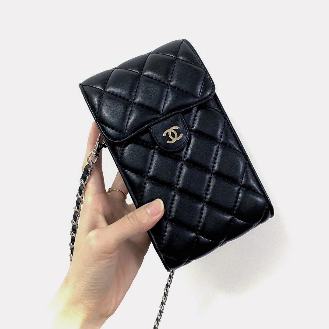 スマホも入る シンプルなポーチ型 CHANEL ショルダーバック CHANEL シャネル スマホショルダーバッグ
